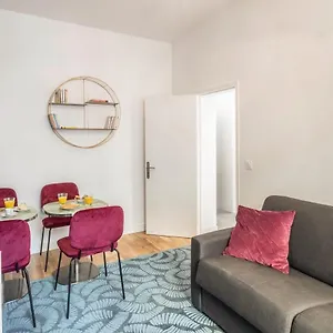https://cosy-flat-in-the-heart-of-belleville.fr-paris.fr